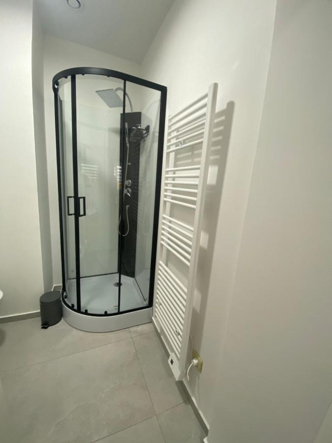 1-C Superbe Appartement Tres Calme Et Bien Decore Charleroi Luaran gambar