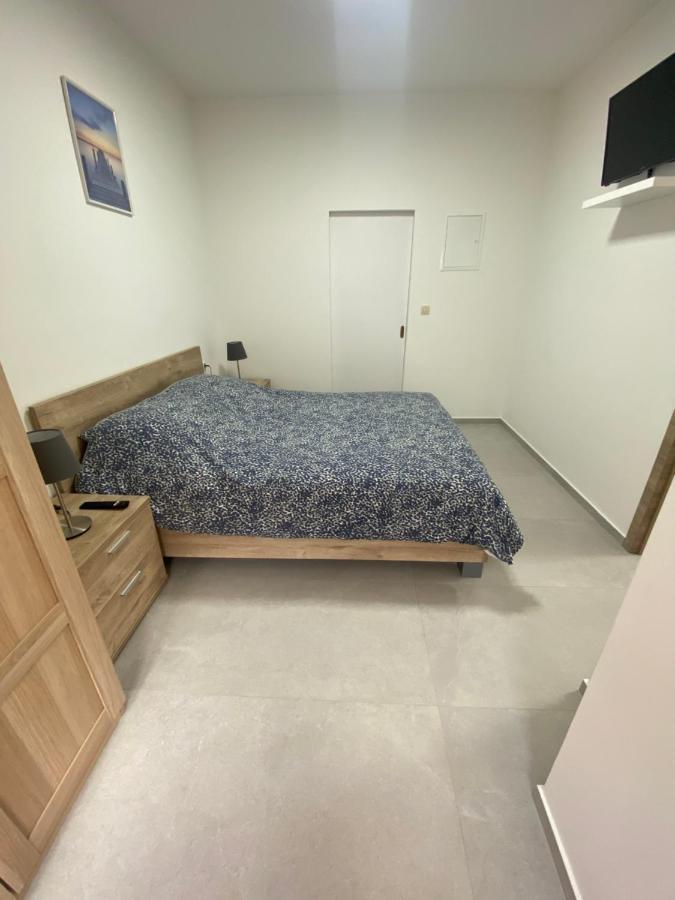 1-C Superbe Appartement Tres Calme Et Bien Decore Charleroi Luaran gambar